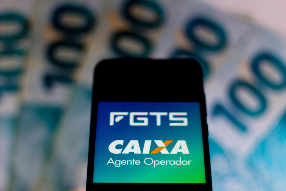 BRAZIL - 2020/04/05: In this photo illustration a Fundo de Garantia do Tempo de Servi&#xe7;o (FGTS) logo seen displayed on a smartphone. (Photo by Rafael Henrique/SOPA Images/LightRocket via Getty Images)