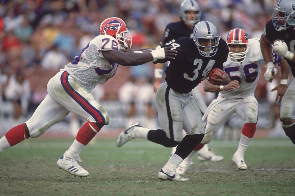 Fuerza y velocidad. Bo Jackson, ex corredor de Los Angeles Raiders, fue dominante durante fracciones de 4 temporadas en la NFL, antes de que una lesión los obligrara a retirarse. (Foto: Richard Mackson/Sports Illustrated via Getty Images)