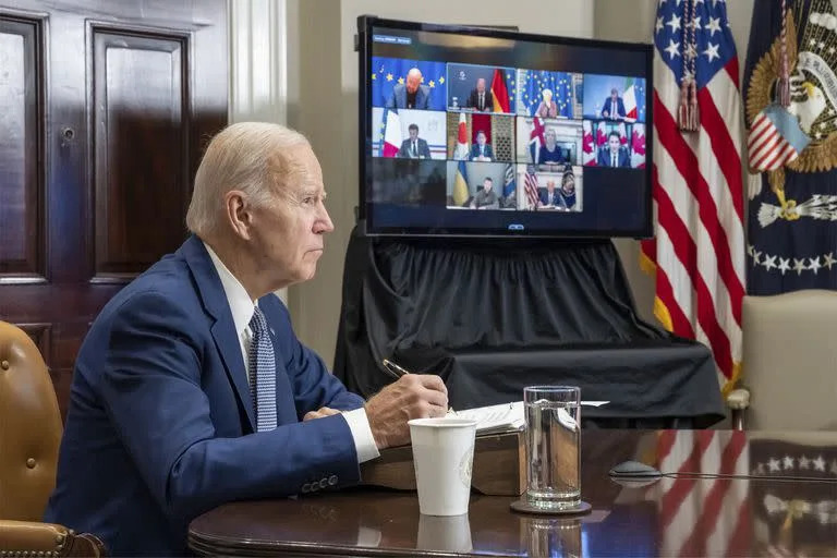 El presidente Joe Biden, en la cumbre virtual con los líderes del G-7, a la que se sumó Volodimir Zelensky. (Adam Schultz/White House/Planet Pix via ZUMA Press Wire/DPA)