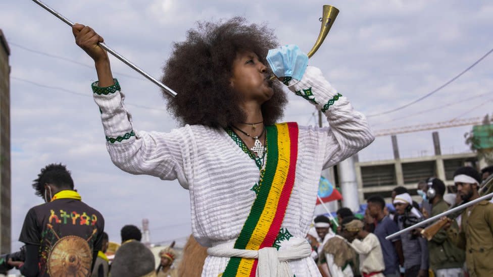 Una mujer toca la corneta en las celebraciones del Año Nuevo en Etiopía