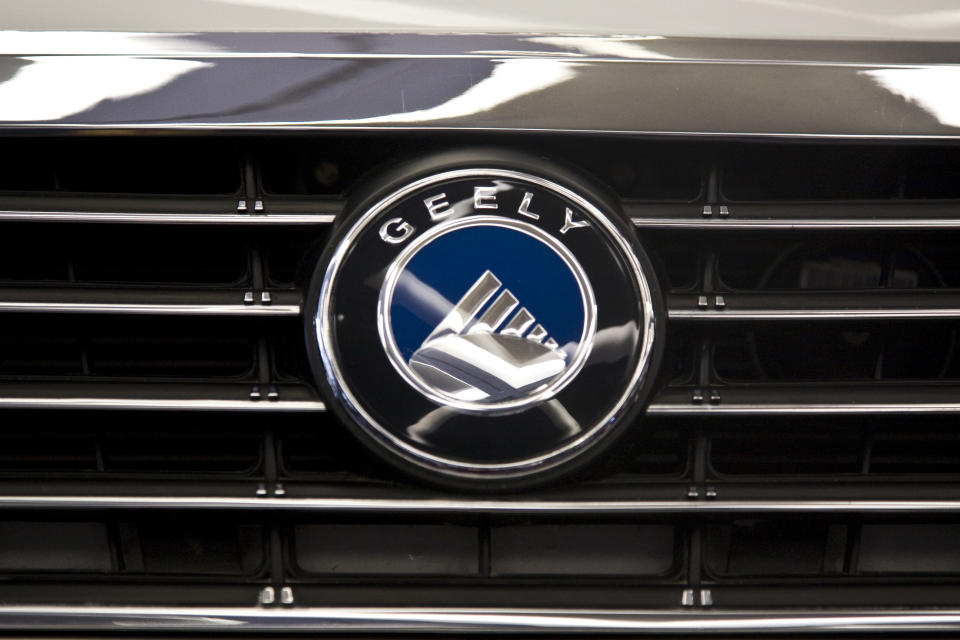 <p>Los automóviles Geely son fabricados en China por la firma Geely Auto, que es propiedad Volvo.El respaldo de la gigante sueca ha facilitado su distribución mundial. El Geely ha sido tan popular que incluso ha llegado a formar parte de la flota del servicio de taxi en Londres y Melbourne. Es un automóvil compacto, con un motor de 16 válvulas, 4 cilindros y 86 caballos de fuerza.</p> <p>(Foto de James Leynse/Corbis vía Getty Images)</p> 