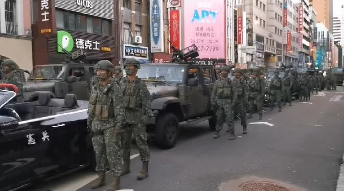 今日一早街道上已出現許多軍車。（圖／東森新聞）