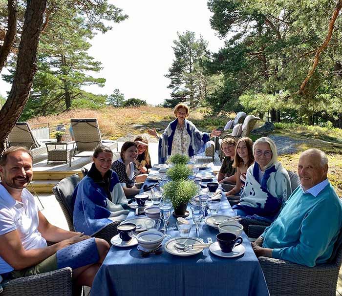 La Familia Real noruega celebrando el cumpleaños de la reina Sonia