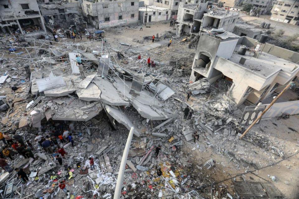 La destrucción de Gaza en las sucesivas guerra y el bloqueo de Israel han dejado a sus habitantes dependientes de ayuda internacional humanitaria. (BBC)