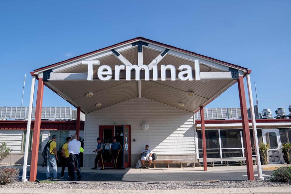 El aeropuerto costero de Delaware se preparó para los vuelos con migrantes del gobernador de Florida, Ron DeSantis, el 20 de septiembre (AFP via Getty Images)
