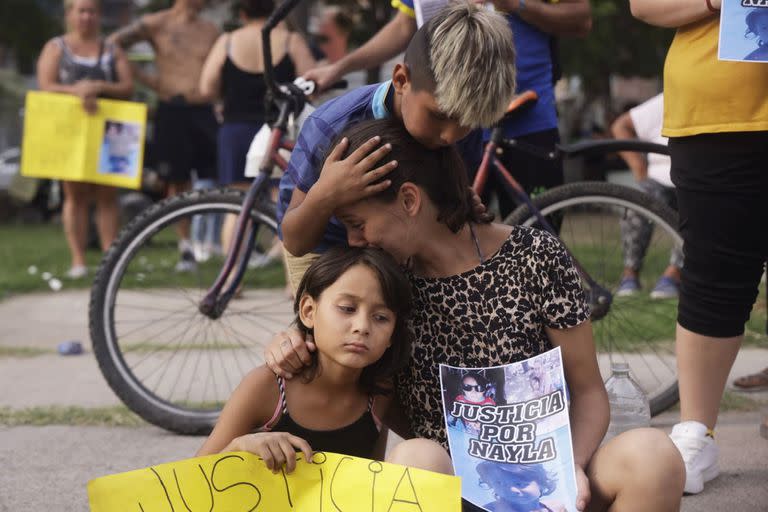 La madre de Nayla, Alcira, junto a una de sus hijas y a un sobrino