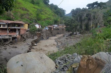 Imagen cedida a Reuters de los efectos de un derrubio en Salgar, Colombia, mayo 18 2015. Un aluvión dejó al menos 48 muertos y un número indeterminado de desaparecidos al arrasar el lunes con un pueblo en las montañas del noroeste de Colombia, informaron las autoridades. REUTERS/Colombian National Police/Handout via Reuters Imagen para uso no comercial, ni ventas, ni archivos. Solo para uso editorial. No para su venta en marketing o campañas publicitarias. Esta fotografía fue entregada por un tercero y es distribuida, exactamente como fue recibida por Reuters, como un servicio para clientes.