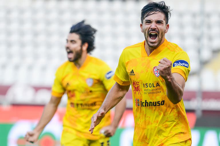 Giovanni Simeone festeja su gol contra el Torino FC