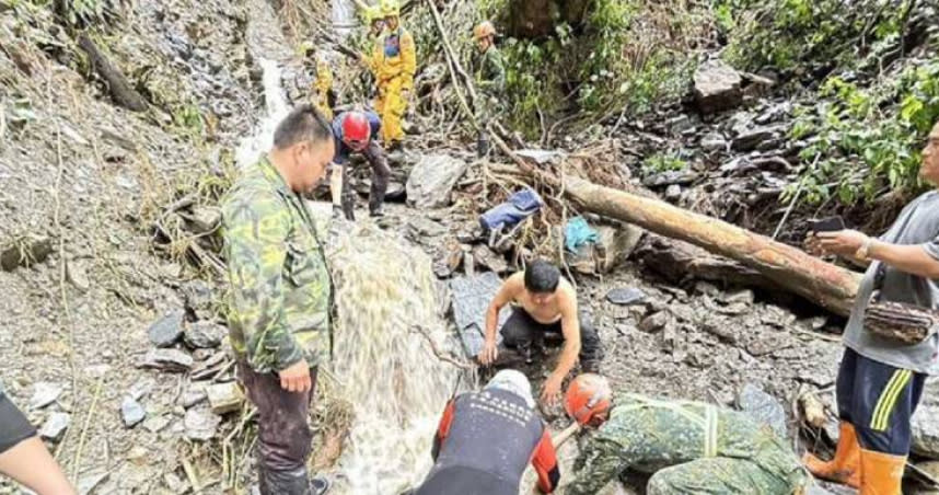 國軍前往災區支援，卻遭酸民嗆「過太爽」。（圖／三立新聞提供）