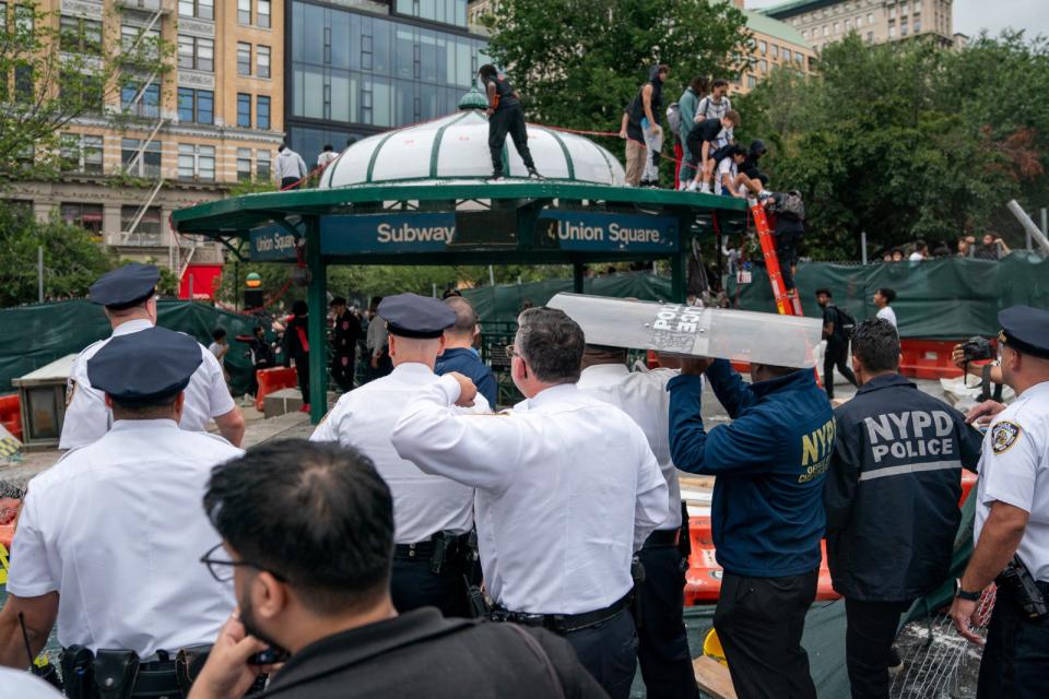 直播主預告要發送禮物的紐約市聯合廣場因人群失控而引發暴動，警方逮捕多人，有不少人掛彩受傷。路透社