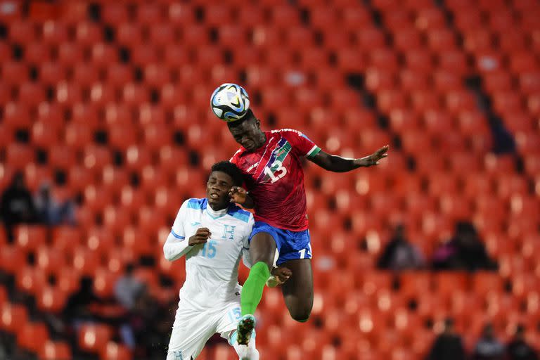 Una escena del partido entre Honduras y Gambia, que jugaron en Mendoza ante algo más de tres mil espectadores