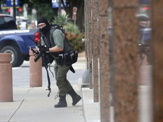 Journalist Tom Fox faces extreme danger to capture images of a gun attack outside Dallas courthouse (Tom Fox/The Dallas Morning News via AP)