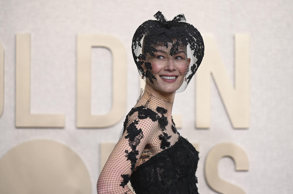 Rosamund Pike en los Golden Globe Awards 2024 (Photo by Gilbert Flores/Golden Globes 2024/Golden Globes 2024 via Getty Images)