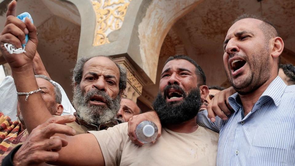 Människor som överlevde den dödliga stormen som drabbade Libyen protesterar utanför Sahaba-moskén.
