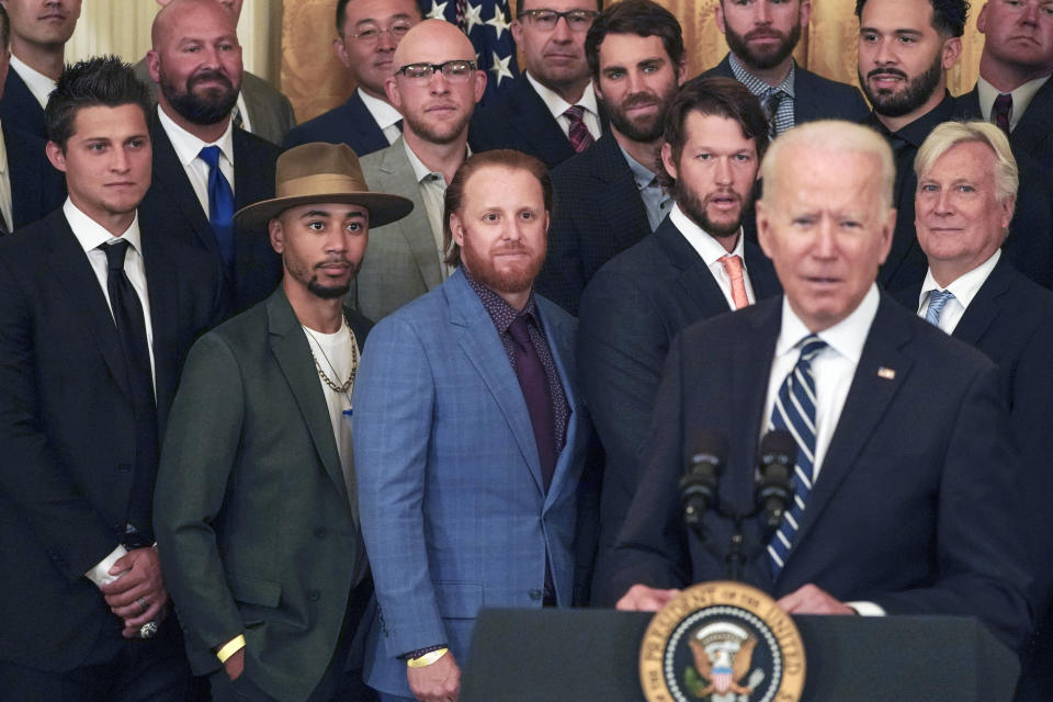 Los Dodgers de Los Ángeles escuchan al presidente Joe Biden, quien los recibió en la Casa Blanca el viernes 2 de julio de 2021 (AP Foto/Julio Cortez)