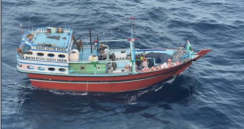 美軍中央司令部發布這張沒有標註日期的照片，宣稱此船上載有伊朗製武器，準備開往葉門供給叛軍使用。（圖／達志／美聯社）