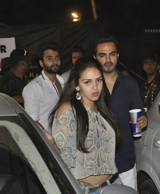 Hubby Bharat does his best to keep Esha safe when the couple were exiting the venue.