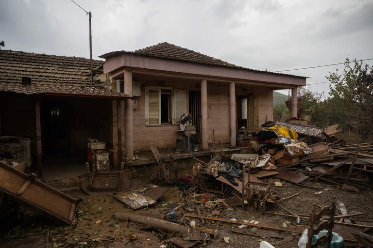 Los escombros que arrastró el agua pueden verse en la puerta de una casa destruida