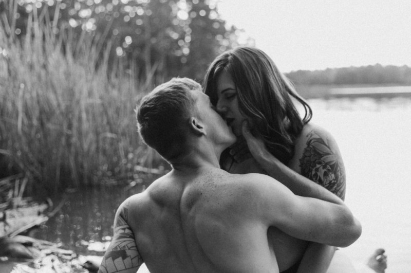 Cette femme dit avoir été renvoyée après que la séance photo body positive réalisée avec son fiancé soit devenue virale. [Photo : Facebook/Wolf & Rose Photography]