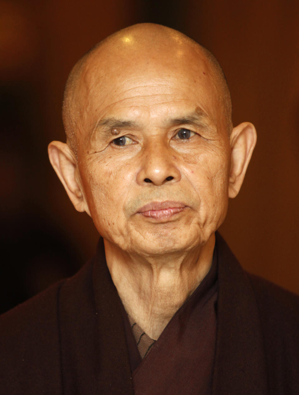 French-based Buddhist zen master Thich Nhat Hanh is seen during his arrival at Suvarnabhumi airport in Bangkok October 11, 2010. Nhat Hanh is making a pilgrimage to Thailand till October 30 as part of his 2010 Southeast Asia tour together with 80 monks from Plum Village in France, according to local media reports. REUTERS/Chaiwat Subprasom  (THAILAND - Tags: RELIGION)