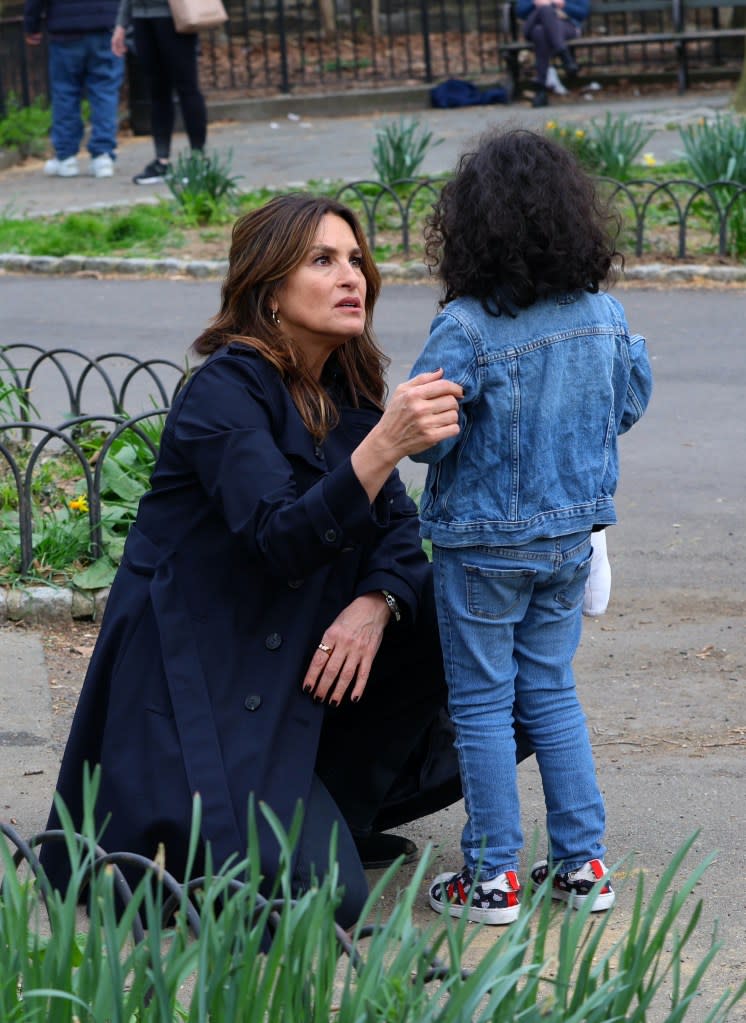 Mariska Hargitay helps a young girl find her mom on the set of “Law & Order: SVU” Jose Perez / SplashNews.com