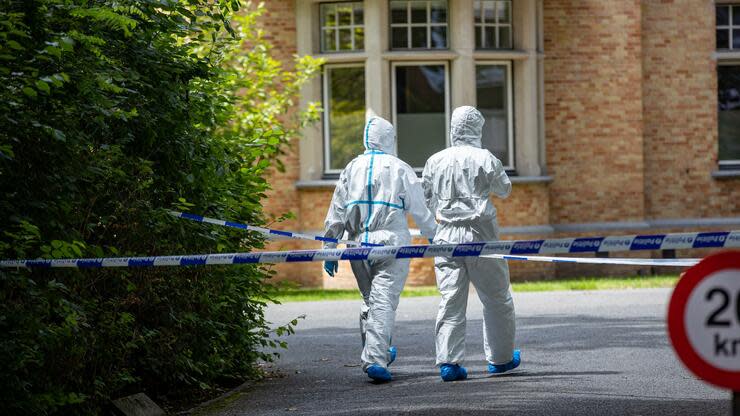 20.06.2020, Belgien, Brügge: Polizisten in Schutzanzügen gehen hinter Absperrbändern am Tatort entlang. In der belgischen Stadt Brügge ist Bürgermeister De fauw bei einer Messerattacke schwer verletzt worden. Der Christdemokrat ist ins Krankenhaus gebracht worden, sei aber in stabilem Zustand. Ein Verdächtiger wurde festgenommen. Der Hintergrund des Angriffs war zunächst unklar. Foto: Kurt Desplenter/BELGA/dpa +++ dpa-Bildfunk +++ Foto: dpa