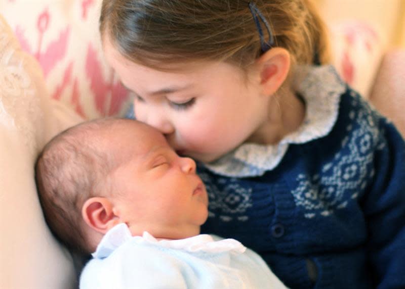 Princess Charlotte kissing her brother Prince Louis on her third birthday in London, Britain, 02 May 2018 (Kensington Palace)