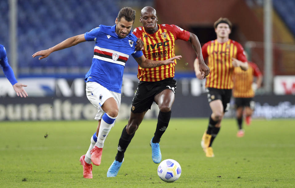 Bryan Dabo, del Benevento, disputa un balón con Antonio Candreva, de la Sampdoria, durante el encuentro de la Serie A el sábado 26 de septiembre de 2020, en Génova, Italia. (Tano Pecoraro/LaPresse via AP)