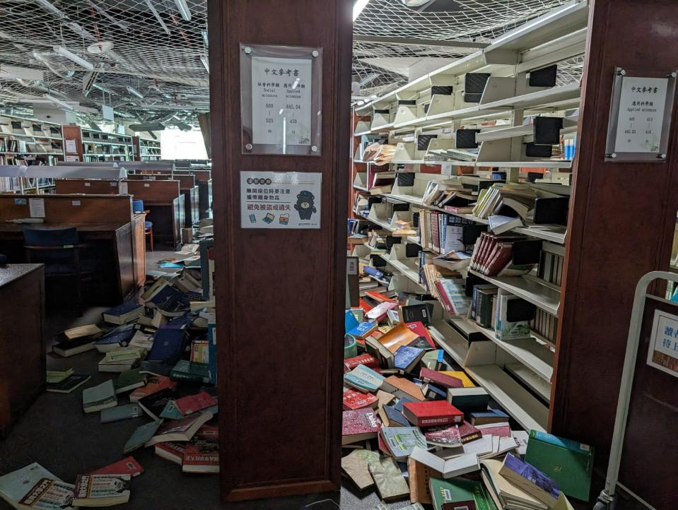 台灣圖書館在0403地震中受損嚴重。翻攝蔡蕙頻臉書