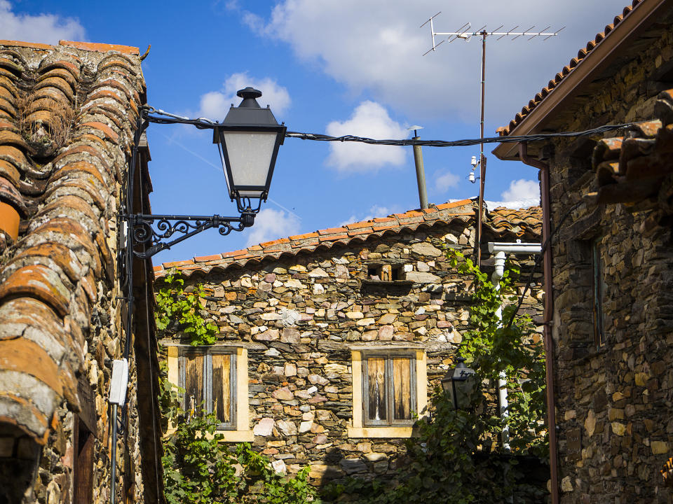 Puebla de la Sierra ha reducido su deuda por habitante de los 6.465 a los 6.008 euros entre 2012 y 2019. Esta localidad madrileña tiene 65 habitantes y está gobernada por el Partido Popular. (Foto: Getty Images).