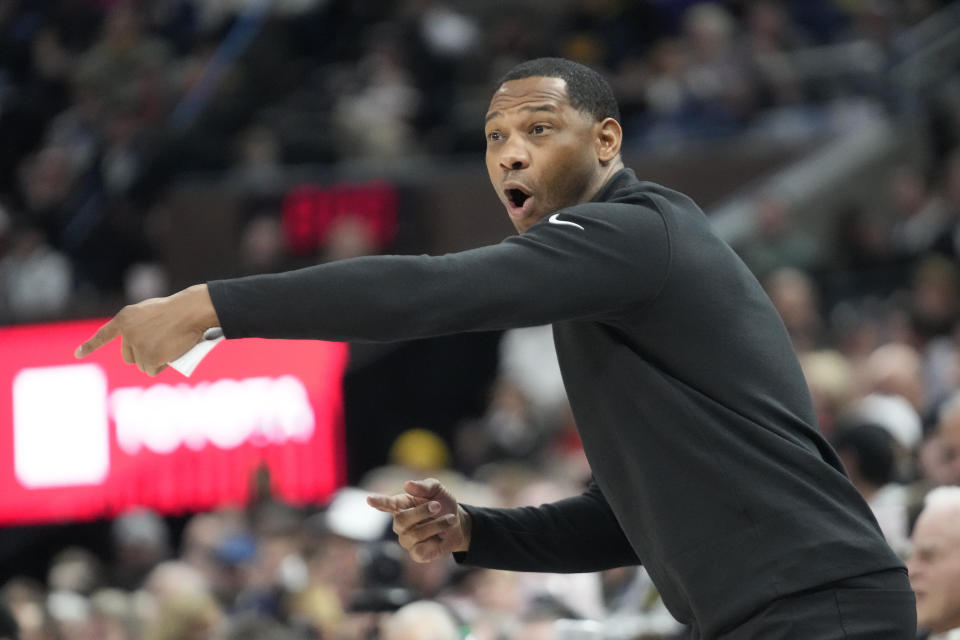 New Orleans Pelicans head coach Willie Green shouts to his team during the first half of an NBA basketball game against the Utah Jazz Thursday, Dec. 15, 2022, in Salt Lake City. (AP Photo/Rick Bowmer)