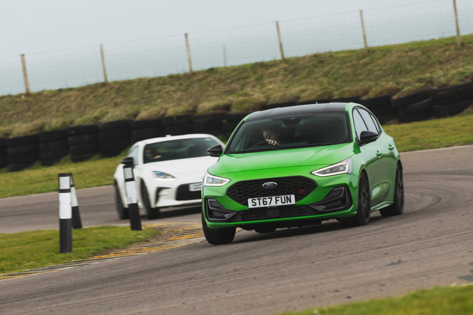 Ford Focus ST Track Pack vs Toyota GR86 front cornering