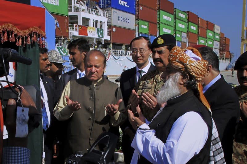 巴基斯坦新貿易港口瓜達爾港（Gwadar ）正式開通，巴基斯坦總理謝里夫（中間左）強調，中巴經濟走廊對巴基斯坦經濟有重大意義。（AP）