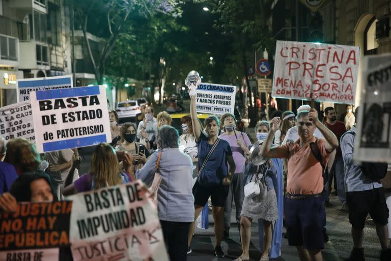 Cacerolazo frente al domicilio de Cristina Kirchner