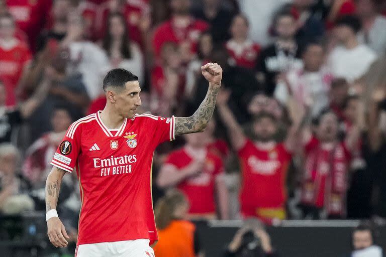 Angel Di Maria celebra el gol que le anotó para Benfica a Olympique de Marsella, por la Europa League