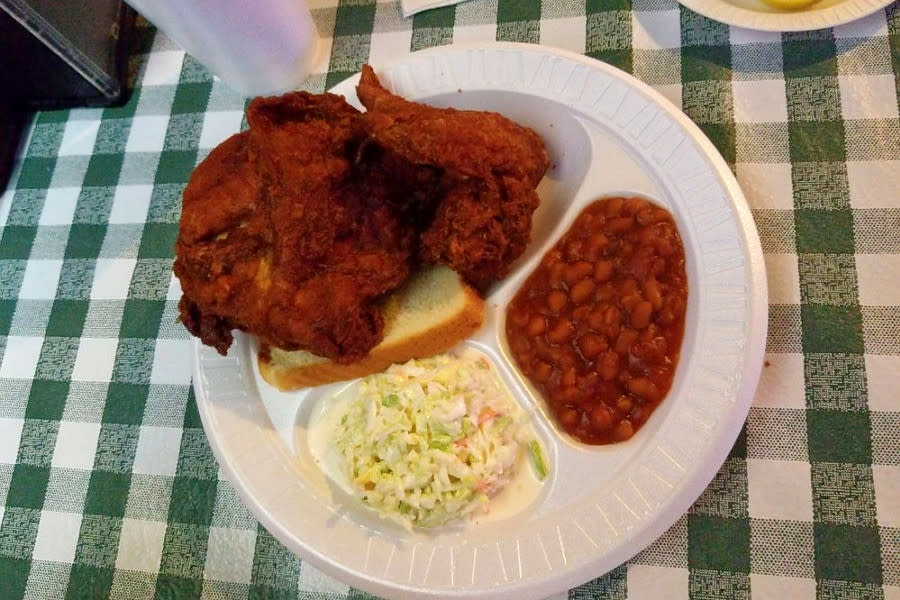 <b>Photo: mary kate a./<a href="https://yelp.com/biz_photos/guss-world-famous-fried-chicken-memphis-3?utm_campaign=26e261c7-ad33-461b-88cd-d85eeacd1664%2C23b2d2b0-5a41-49c6-9119-c9edc48dd5f6&utm_medium=81024472-a80c-4266-a0e5-a3bf8775daa7" rel="nofollow noopener" target="_blank" data-ylk="slk:Yelp;elm:context_link;itc:0;sec:content-canvas" class="link ">Yelp</a></b>