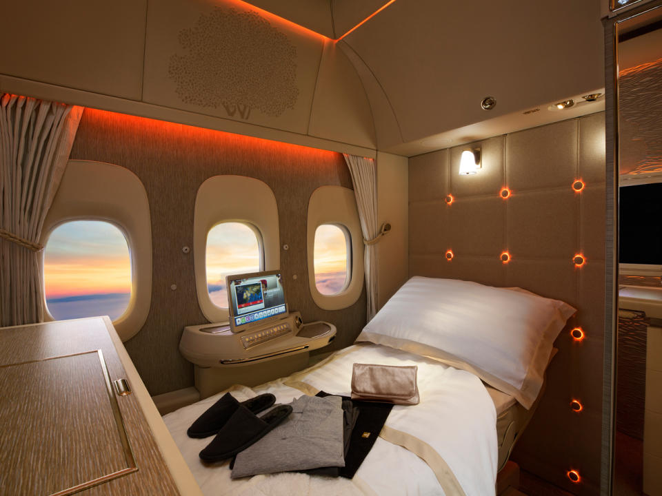 <p>Die Passagiere von Emirates kommen in der First Class nicht nur in den Genuss eines Bettes, sondern auch in den eines feuchtigkeitsspendenden Schlafanzuges. Der Stoff soll nährstoffreiche Seetangpartikel an die Haut abgeben. (Bild-Copyright: Emirates) </p>