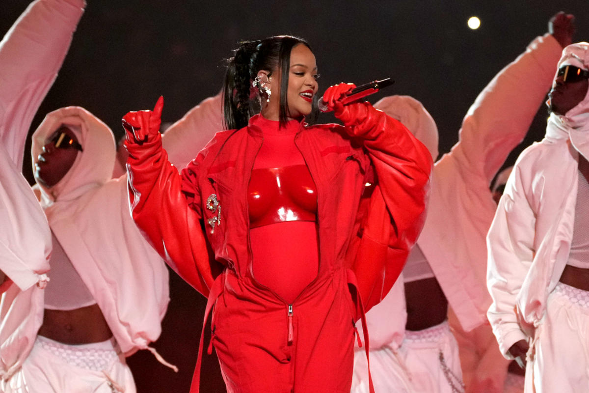 Rihanna S Halftime Show Dancers Didn T Know She Was Pregnant Either