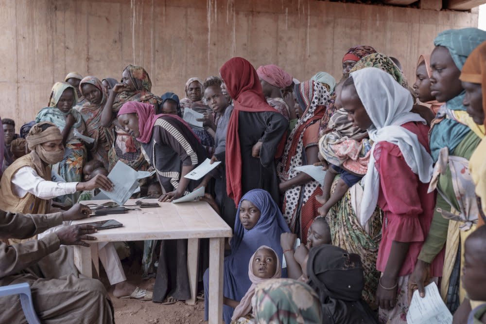 Sudanese women and children register with Chadian authorities upon arrival in Adré.<span class="copyright">Nicolò Filippo Rosso</span>