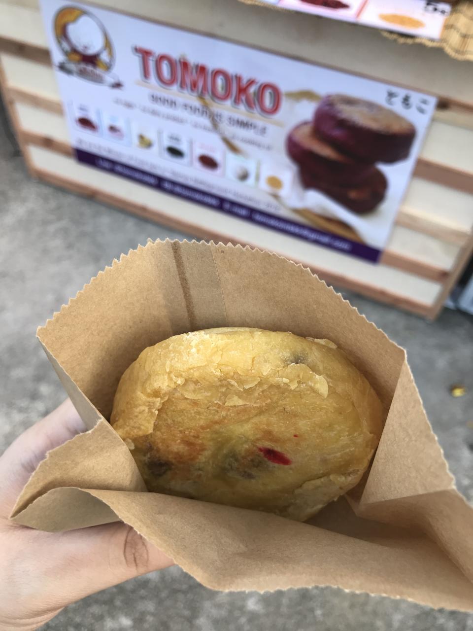 Tomoko sweet potato cake at Chatuchak Night Market Singapore. (PHOTO: Lim Yian Lu/Yahoo Lifestyle SEA)