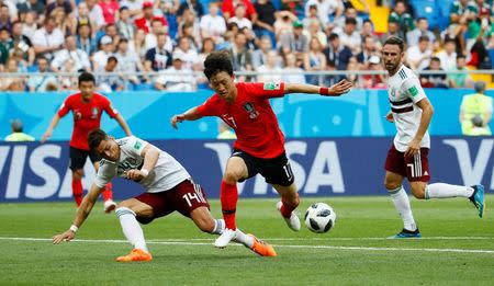 Soccer Football - World Cup - Group F - South Korea vs Mexico - Rostov Arena, Rostov-on-Don, Russia - June 23, 2018 Mexico's Javier Hernandez in action with South Korea's Lee Jae-sung REUTERS/Jason Cairnduff