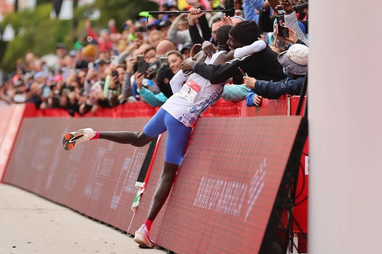 El abrazo de Kiptum con el público, luego de batir en Chicago el record de su compatriota Eliud Kipchoge