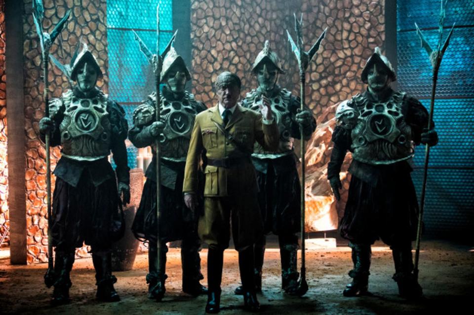 In "Iron Sky: The Coming Race" (2019) spielte Udo Kier - mit gewohnter Schnoddrigkeit - einen Reptilien-Hitler. Ja, richtig gelesen. Hitler gehört im Film zu den Vril, einer Rasse von außerirdischen Reptilienwesen, die vor Hunderten Millionen Jahren die Erde heimsuchten, um sie sich untertan zu machen. Aha. (Bild: splendid film)