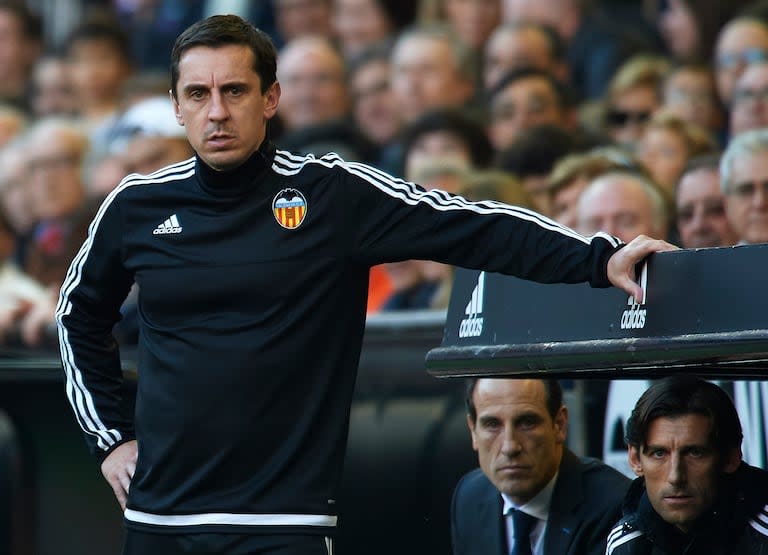 Gary Neville dirigiendo a Valencia en diciembre de 2015, en un partido ante Getafe, por la liga de España