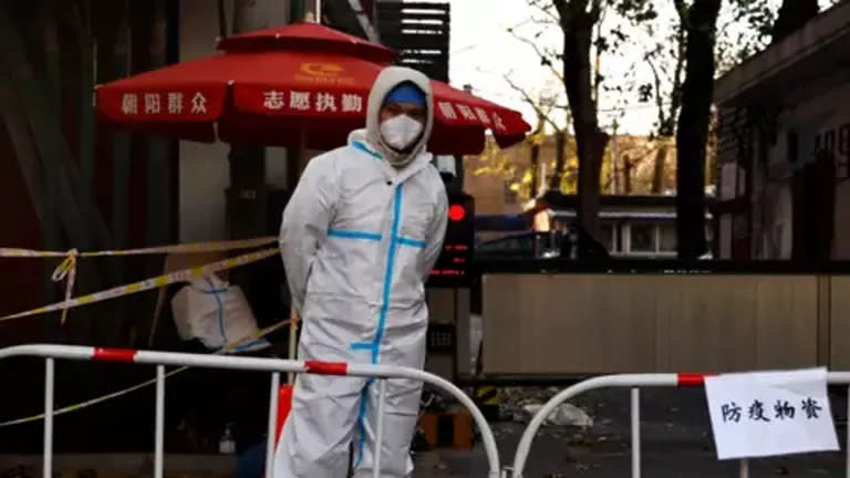 En China sigue siendo frecuente ver a personas en la calle vestidas con los trajes de protección personal cuyo uso se esxtendió durante la pandemia.