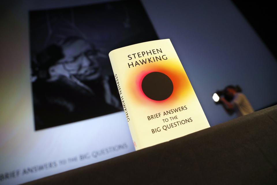 El libro póstumo de Stephen Hawking que toca varios temas polémicos.