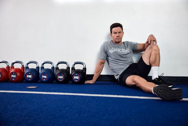 Mark Wahlberg bir haftalık ücretsiz F45 Training & # x002019 fitness dersleri başlatıyor.  Spor salonu rutininin ayrıntılarını paylaşarak