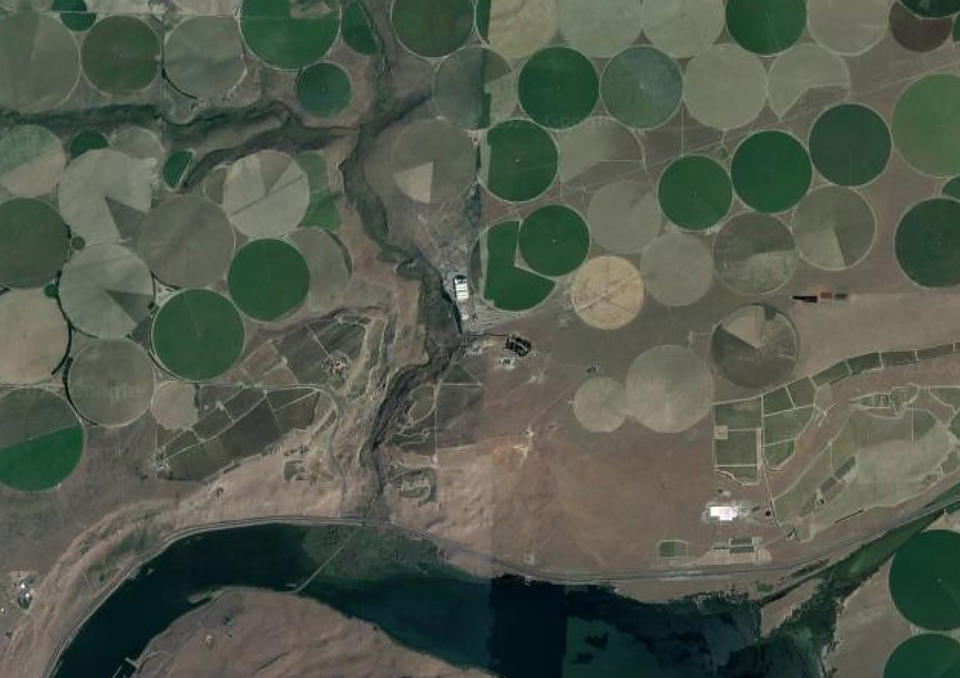 The buildings of the 100 Circles Farm are at the center of this satellite image. (Google Maps)