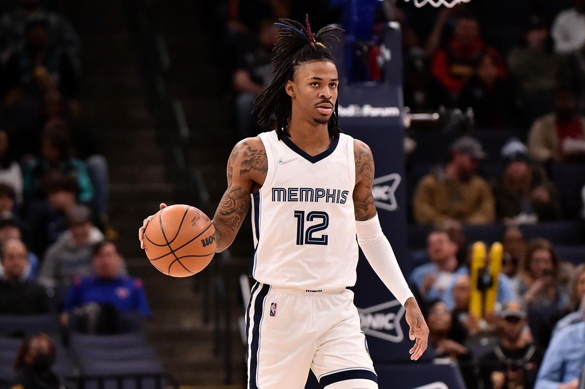 Grizzlies' Ja Morant leaves game vs Hawks with knee injury