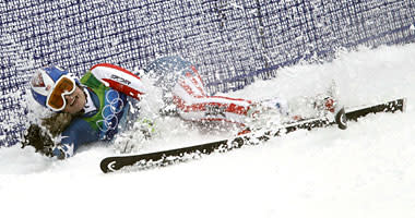 Lindsey Vonn crashes during her first run in the giant slalom